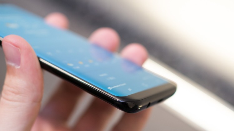 Потребители хотят выхода Galaxy S8 с плоским экраном Samsung  - galaxy-s8-plus-black-3.-750