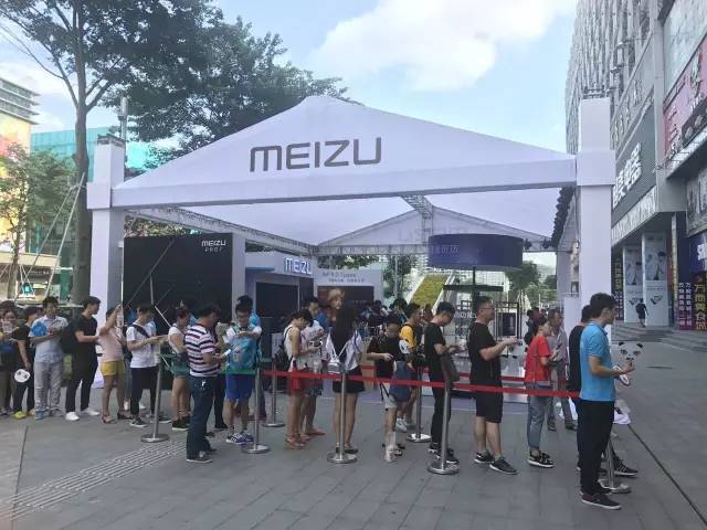  Meizu Pro 7 и Pro 7 Plus уже в продаже: фото ажиотажа Meizu  - meizu_pro_7_launch_06