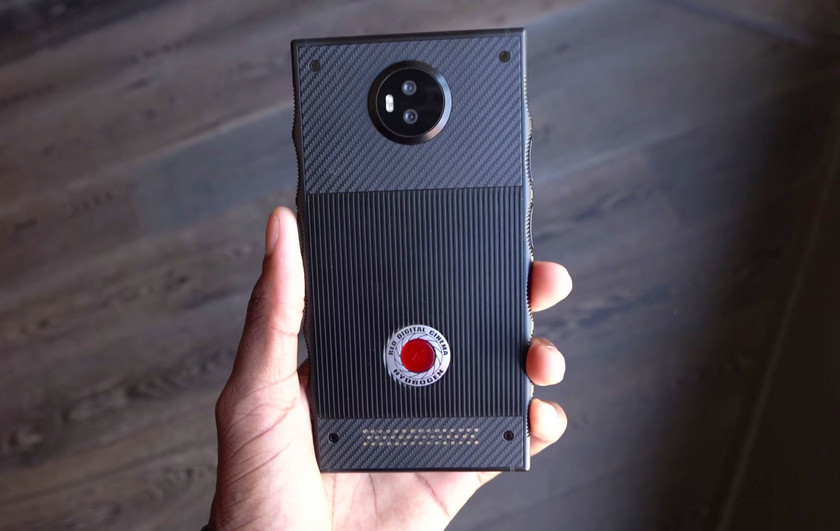  RED показала прототип дорогого «голографического» смартфона Hydrogen One Другие устройства  - red-hydrogen-one-prototype-m