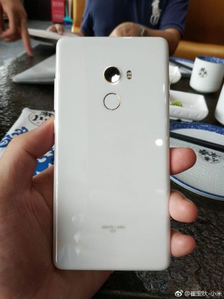  Покупателям не понравился безрамочный Xiaomi Mi Mix 2 в белом корпусе Xiaomi  - xiaomi-mi-mix-2-white-2