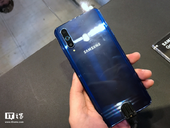  Samsung Galaxy A8s: живые фото Samsung  - galaxy_a8s_wild_11