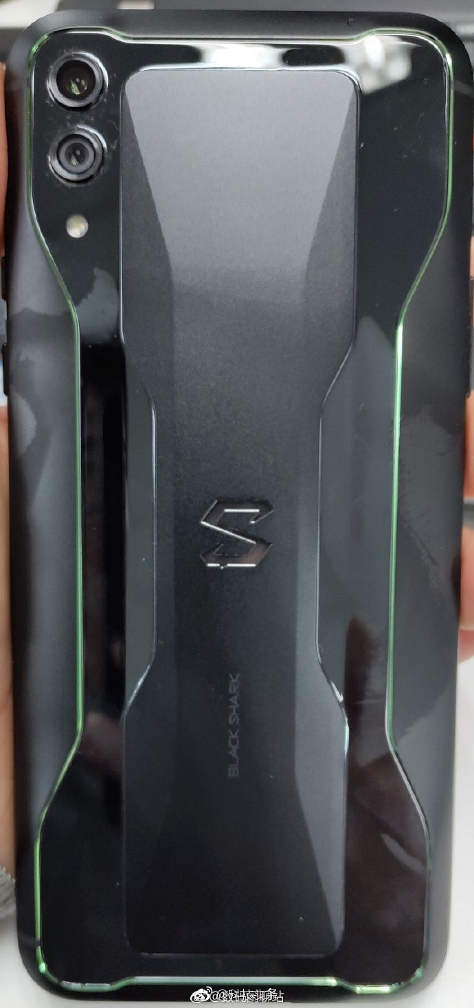  Новый игровой мобильный гаджет Xiaomi Black Shark засветился на фото Xiaomi  - bs2