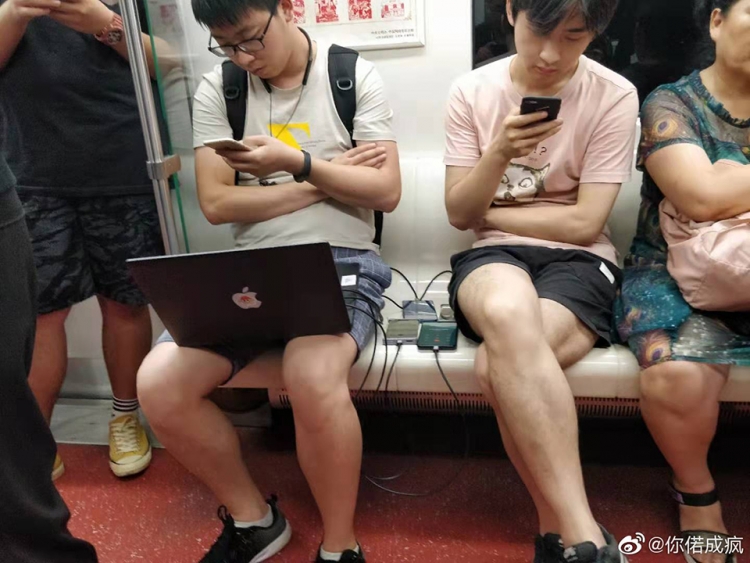  Неанонсированный Huawei Mate 30 Pro заметили в метро Huawei  - sm.huawei-mate-30-pro-lo-anh-thuc-te-1.750