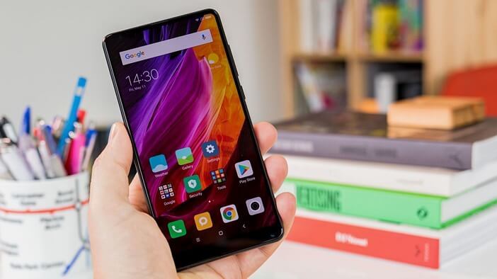  Xiaomi: все модели начиная от недорогих до флагманов Xiaomi  - Mi-Mix-2S-in-hand