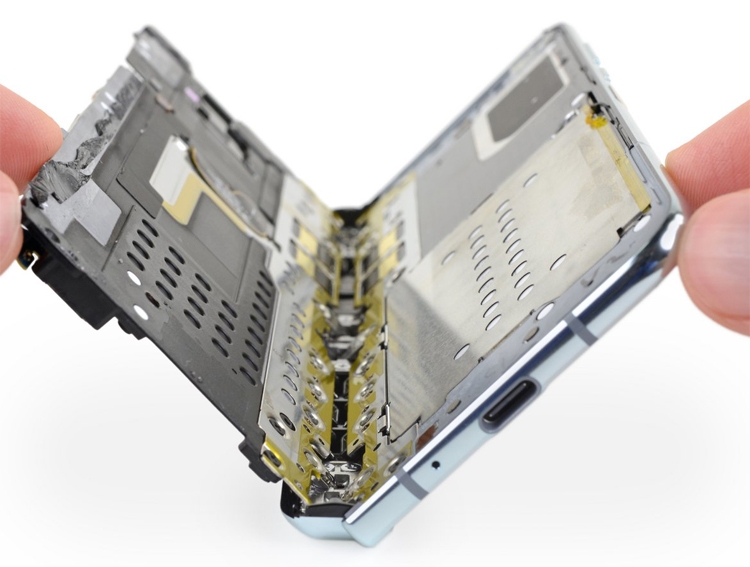  Разборка Samsung Galaxy Fold: гибкий смартфон не отремонтировать Samsung  - fold5-1