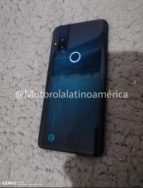  Новая Motorola с камерой-перископом на фото Другие устройства  - moto1