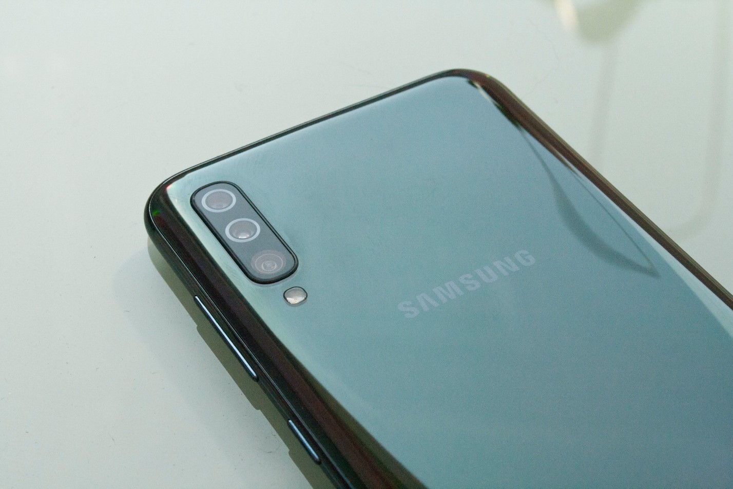  Быстрый обзор Samsung Galaxy A70: главный средний класс года Samsung  - obzor-galaxy-a70-idealnyj-srednij-klass-7