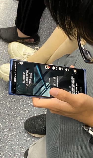  Honor 30 Pro засветился в метро. Живые снимки. Huawei  - aa4da91e63eb952d485b6a5545633fdf