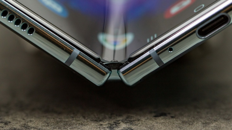  Samsung Galaxy Z Fold 2: первое «живое» фото с гибким экраном Samsung  - samsung-galaxy-fold