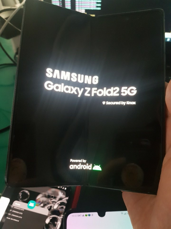  Samsung Galaxy Z Fold 2: первое «живое» фото с гибким экраном Samsung  - sm.EeDogFQU4AAriLZ.600