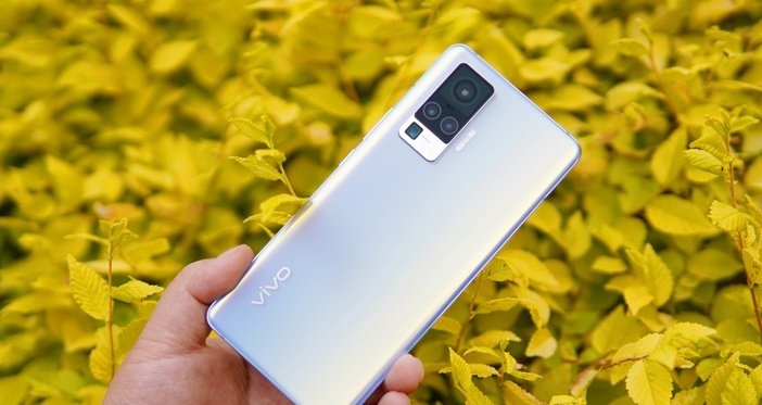  Самые ожидаемые смартфоны 2020 года Гаджеты  - Vivo-X50-Pro-in-hand