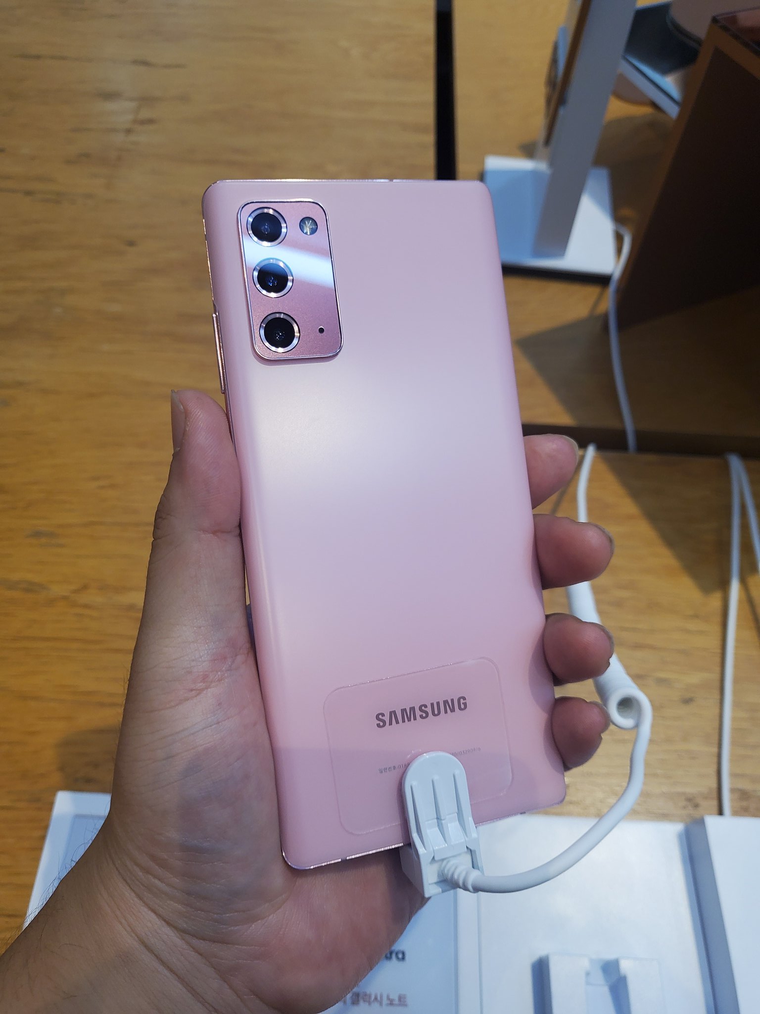  Эксклюзивные расцветки Samsung Galaxy Note 20 Samsung  - tri_ekskluzivnye_rascvetki_samsung_galaxy_note_20_na_zhivyh_foto_3