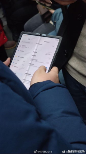  В китайском метро засветился складной Xiaomi Xiaomi  - skladnoj_smartfon_xiaomi_zasvetilsa_v_kitajskom_metro_2