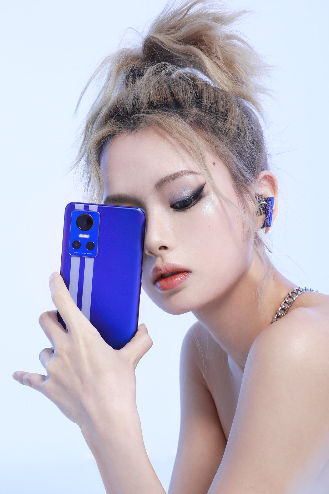  Realme GT Neo 3: студийные фото и видео Другие устройства  - realme_gt_neo_3_poziruet_na_studijnyh_foto_i_video_1