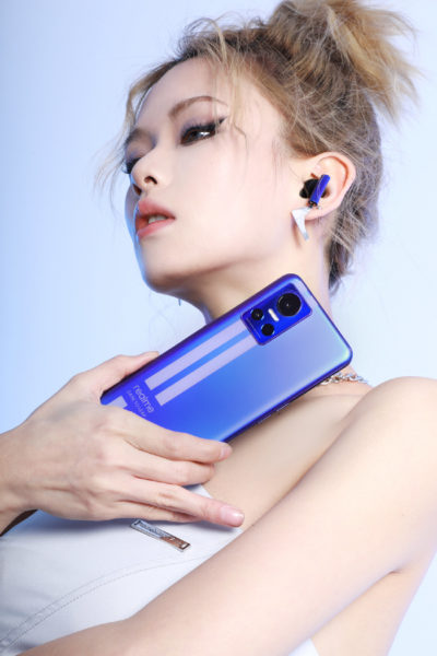  Realme GT Neo 3: студийные фото и видео Другие устройства  - realme_gt_neo_3_poziruet_na_studijnyh_foto_i_video_2
