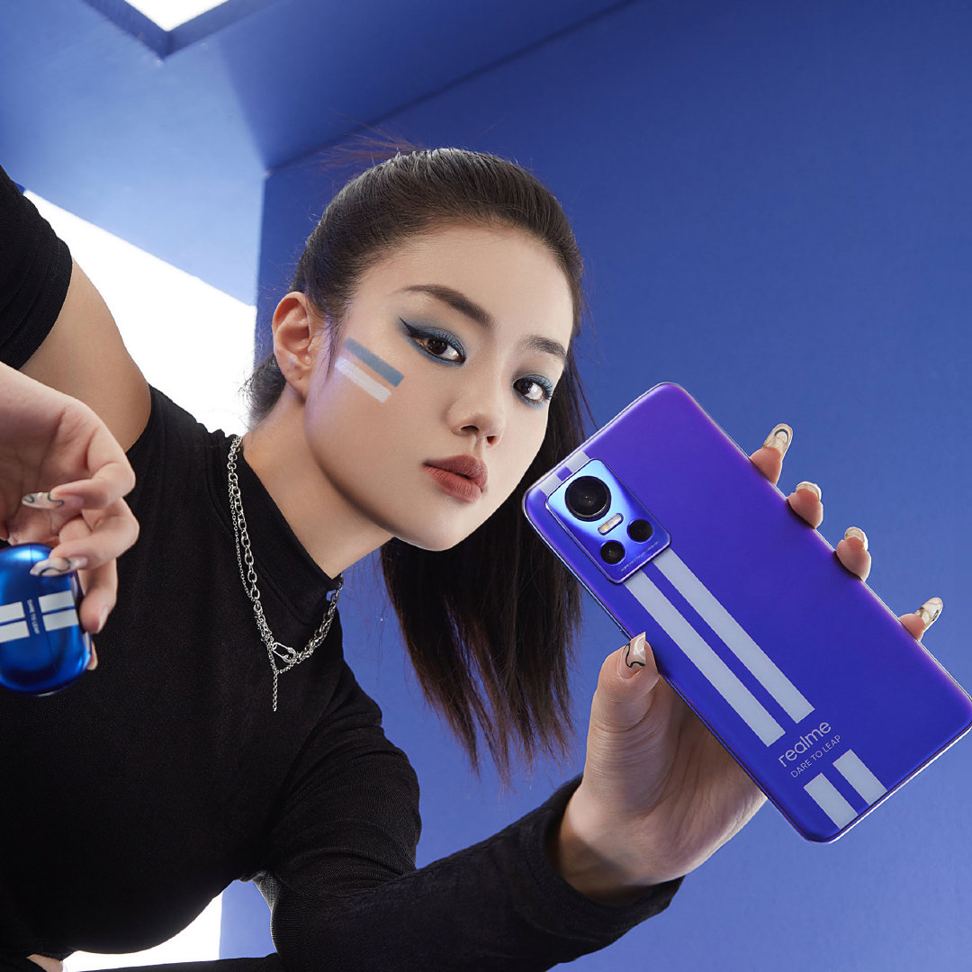  Realme GT Neo 3: студийные фото и видео Другие устройства  - realme_gt_neo_3_poziruet_na_studijnyh_foto_i_video_picture6_1