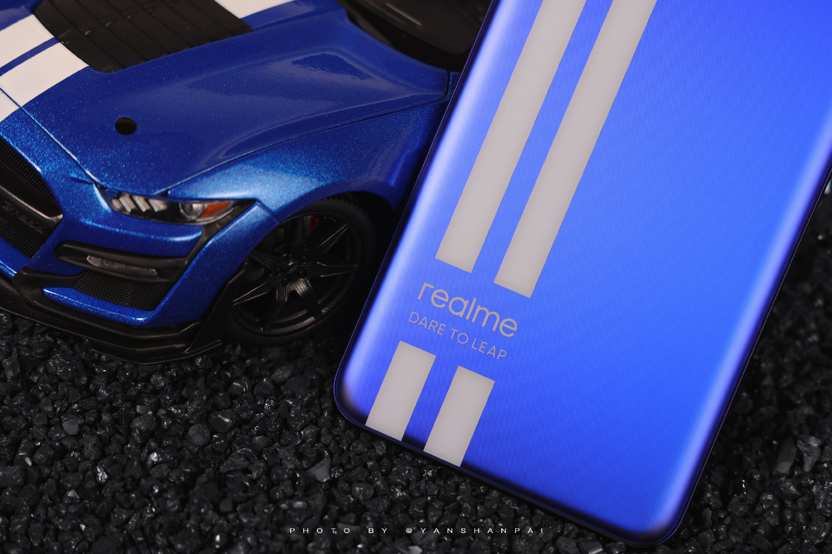  Realme GT Neo 3: студийные фото и видео Другие устройства  - realme_gt_neo_3_poziruet_na_studijnyh_foto_i_video_picture7_0