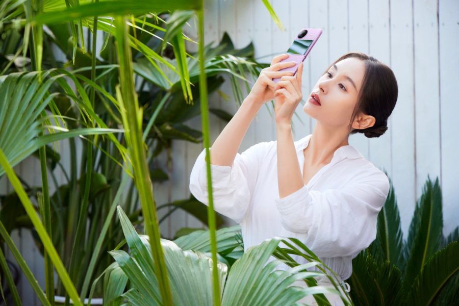  Дизайн Vivo X Flip на серии промофото Другие устройства  - vivo_x_flip_vnov_pokazal_dizajn_na_serii_promofoto_picture2_2