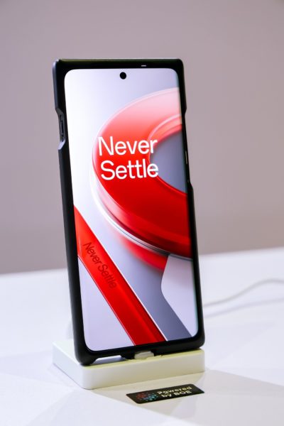  OnePlus 12 впервые на публике. Особенности экрана Другие устройства  - oneplus_12_vpervye_pokazalsa_na_publike_vse_vnimanie_na_ekran_1