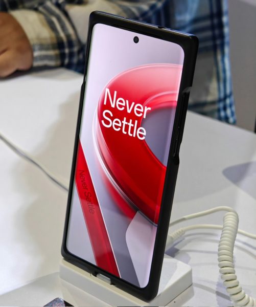  OnePlus 12 впервые на публике. Особенности экрана Другие устройства  - oneplus_12_vpervye_pokazalsa_na_publike_vse_vnimanie_na_ekran_2