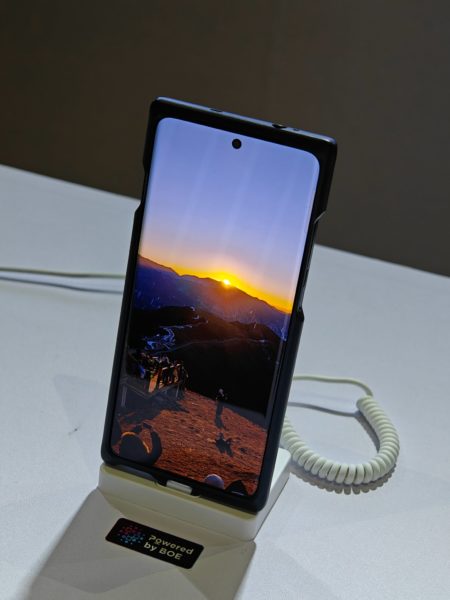 OnePlus 12 впервые на публике. Особенности экрана Другие устройства  - oneplus_12_vpervye_pokazalsa_na_publike_vse_vnimanie_na_ekran_3