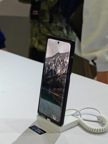  OnePlus 12 впервые на публике. Особенности экрана Другие устройства  - oneplus_12_vpervye_pokazalsa_na_publike_vse_vnimanie_na_ekran_4