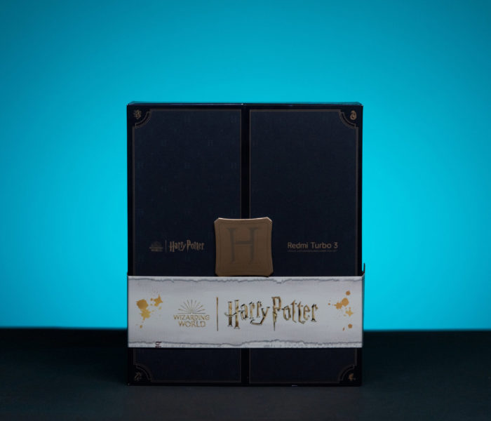  Redmi Turbo 3 Harry Potter показался на живых фото Xiaomi  - limitirovannyj_redmi_turbo_3_harry_potter_blistaet_na_zhivyh_foto_1