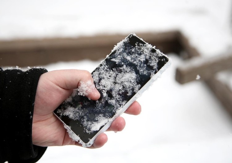  Смартфон выключается на холоде как этого не допустить FAQ  - pochemu-smartfon-bystro-razryazhaetsya-na-moroze-2